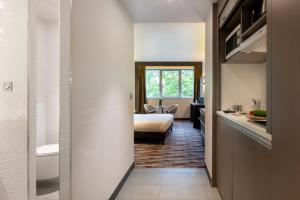 Uma cama ou camas num quarto em Nemea Appart Hotel Concorde Toulouse Gare Matabiau