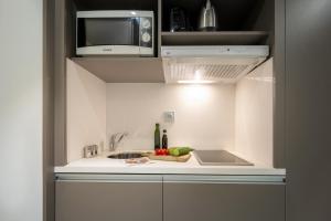 A cozinha ou kitchenette de Nemea Appart Hotel Concorde Toulouse Gare Matabiau