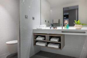 Uma casa de banho em Nemea Appart Hotel Concorde Toulouse Gare Matabiau