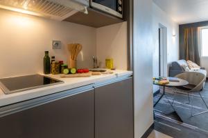 A cozinha ou kitchenette de Nemea Appart Hotel Concorde Toulouse Gare Matabiau