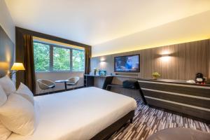 Uma televisão e/ou sistema de entretenimento em Nemea Appart Hotel Concorde Toulouse Gare Matabiau
