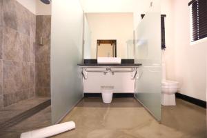 ein Badezimmer mit Dusche und Toilette in der Unterkunft Kitchen51 Cottages in Keetmanshoop