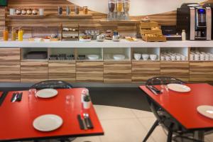 Um restaurante ou outro lugar para comer em Nemea Appart Hotel Concorde Toulouse Gare Matabiau