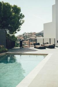 uma piscina no meio de uma casa em Cala Lanuza Suites em El Campello