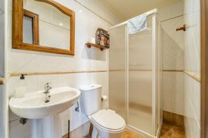 Un baño con inodoro, lavabo y ducha. en La Pedraja de Atapuerca, en Galarde