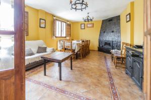 una sala de estar con un sofá y una mesa en La Pedraja de Atapuerca, en Galarde