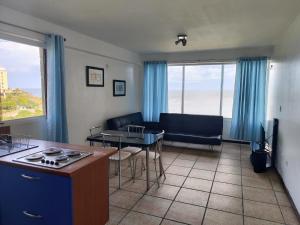 een woonkamer met een bank en een tafel bij Playa dorada in Pampatar