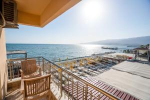 a balcony with chairs and a view of the ocean at Kutlugun Sahil Otel in Akçay