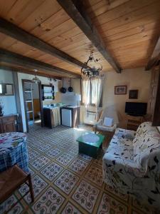 sala de estar con sofá y mesa en Las Peonías Casa Rural en Almiruete