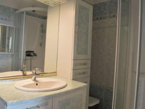 uma casa de banho com um lavatório e um chuveiro em Appartement Fréjus, 2 pièces, 4 personnes - FR-1-226A-344 em Fréjus