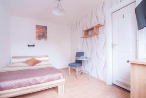 Ένα ή περισσότερα κρεβάτια σε δωμάτιο στο Wynajem apartamentów i pokoi.