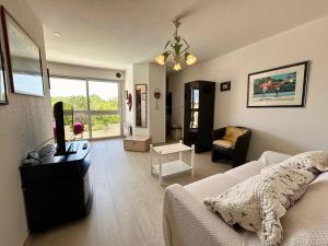 salon z łóżkiem i salon z kanapą w obiekcie Appartement T2 avec Piscine et Garage au Centre-Plage d'Argelès-sur-Mer - FR-1-388-212 w Argelès-sur-Mer