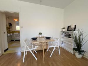 - une salle à manger avec une table et 2 bols dans l'établissement Appartement La Rochelle, 1 pièce, 2 personnes - FR-1-246-687, à La Rochelle