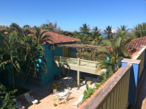 an aerial view of a house with palm trees at Pousada da Tina in Anchieta