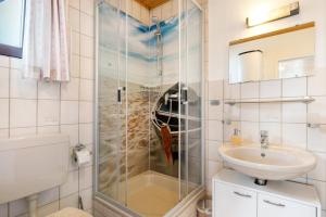 Et badeværelse på Ferienhaus Landhaus Loose + 15 billeder