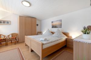 a small bedroom with a bed and a table at Ferienwohnung Landhaus Loose in Schashagen