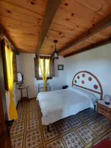 Katil atau katil-katil dalam bilik di Las Peonías Casa Rural