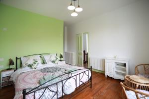 Ένα ή περισσότερα κρεβάτια σε δωμάτιο στο Ma maison au bord de l'eau