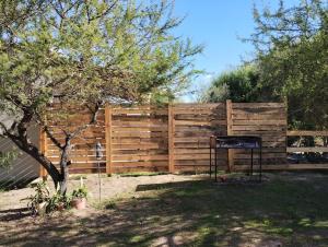 een houten hek met een bord ervoor bij Cabaña en Ibicuy in Ibicuy