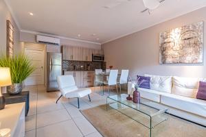 a living room with a couch and a table at Only 350 yards from Eagle Beach! in Palm-Eagle Beach