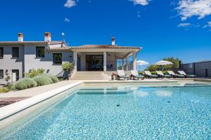 Der Swimmingpool an oder in der Nähe von Villa Monte Uliveto