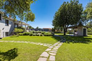 Ein Garten an der Unterkunft Villa Monte Uliveto