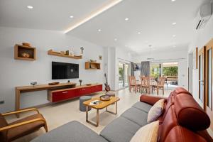 ein Wohnzimmer mit einer Couch und einem Tisch in der Unterkunft Villa Monte Uliveto in Pula