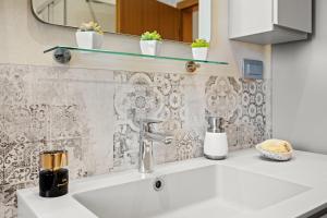 ein weißes Waschbecken mit Pflanzen darüber in der Unterkunft Villa Monte Uliveto in Pula