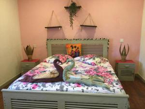 贝岛L’oiseau du Paradis的一间卧室配有一张带两个天鹅的床