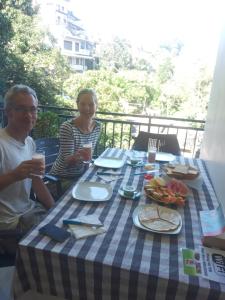 un hombre y una mujer sentados en una mesa con comida en Kelum Homestay, en Kandy 71 fotos más