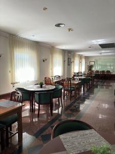 uma sala de jantar com mesas e cadeiras num restaurante em Hotel Trindade Coelho em Mogadouro