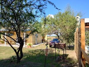 een grill in een tuin naast een huis bij Cabaña en Ibicuy in Ibicuy +24 foto's