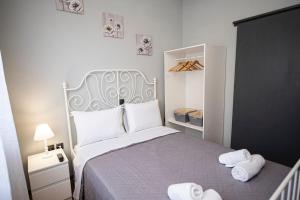 Postel nebo postele na pokoji v ubytování Dimi House