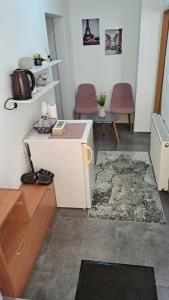 a living room with a desk and a rug at Elita Prenoćište in Bihać