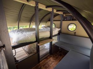 Tempat tidur susun dalam kamar di YHA Eden Project