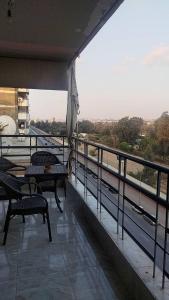 Un balcón o terraza en Cairo heart GEM attached to a balcony with airport view you can only book through booking app, Please contact us on our phone number provided on booking, after confirming your booking, so we can check you in, contacting us is a must, thank you