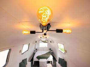 YHA Eden Project في بار: ضوء يتدلى من سقف منزل صغير