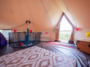 YHA Eden Project في بار: غرفة بسرير في خيمة