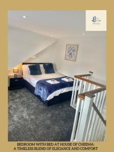 - une chambre avec lit à la maison de checham dans l'établissement Brand New 2 Story Flat Fit for Locum & Contractors, à Leeds