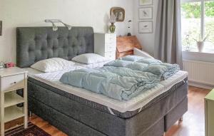 - une chambre avec un grand lit et une tête de lit dans l'établissement Cozy Home In Borgholm With Wifi, à Borgholm