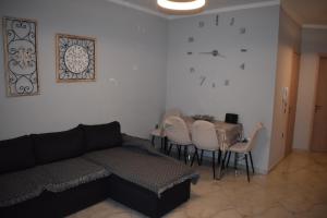 A seating area at Mavrikios Luxury Apartment