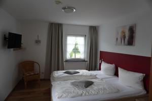 two twin beds in a room with a window at Feriengut Bohn in Bernkastel-Kues +57 photos