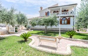 a bench in the yard of a house at Villa Gladiolo in Marzamemi