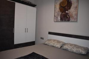 A bed or beds in a room at Mavrikios Luxury Apartment