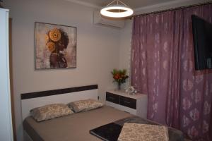 A bed or beds in a room at Mavrikios Luxury Apartment