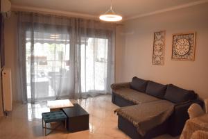 A seating area at Mavrikios Luxury Apartment
