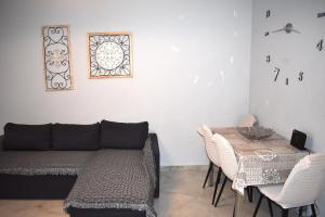 A seating area at Mavrikios Luxury Apartment