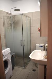 A bathroom at Mavrikios Luxury Apartment