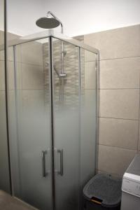 A bathroom at Mavrikios Luxury Apartment Még 26 kép