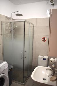 A bathroom at Mavrikios Luxury Apartment